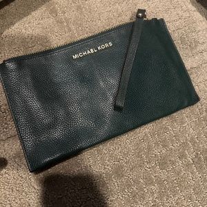Micheal Kors wristlet single zip
